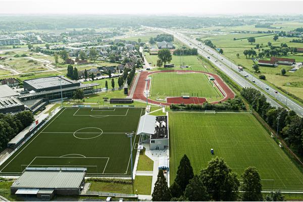 Aménagement terrain de football en gazon synthétique et gazon naturel - Sportinfrabouw NV